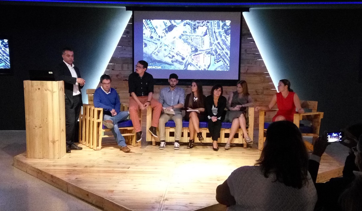 Foto del equipo técnico responsable del PMM de Arona durante la exposición. 