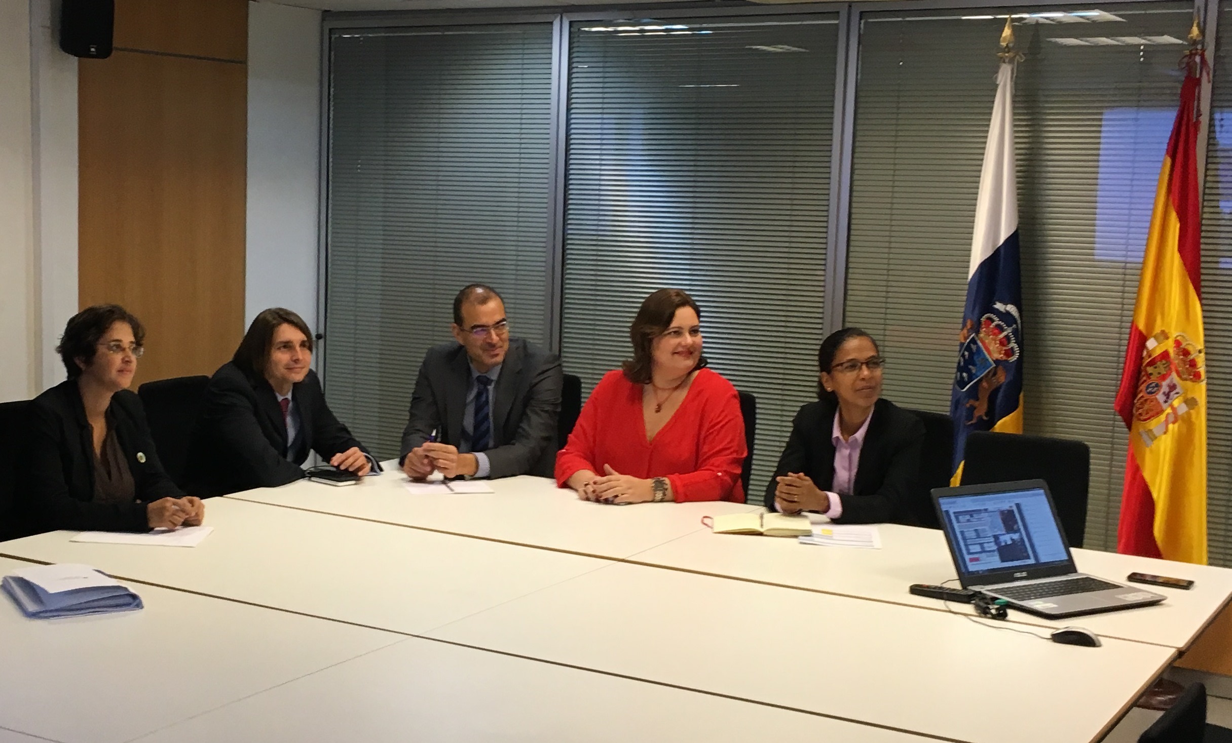 Sra. Ministra de Infraestructuras, Ordenación del Territorio y Vivienda de la República de Cabo Verde junto a la gerente de Gesplan y demás participantes en la reunión.